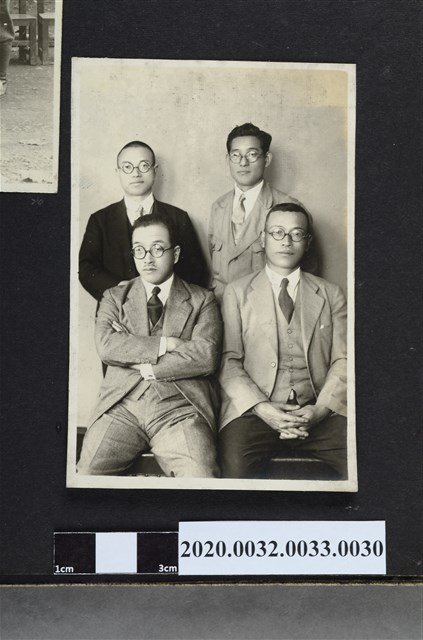 四名男子於市內合影 (共2張)