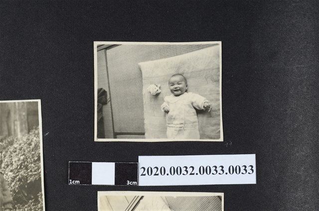 一名男嬰躺在榻榻米上留影 (共2張)