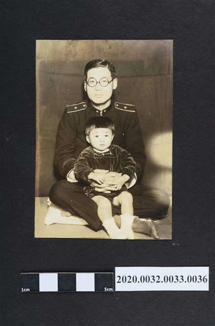 一名男子環抱一名孩童合照 (共2張)