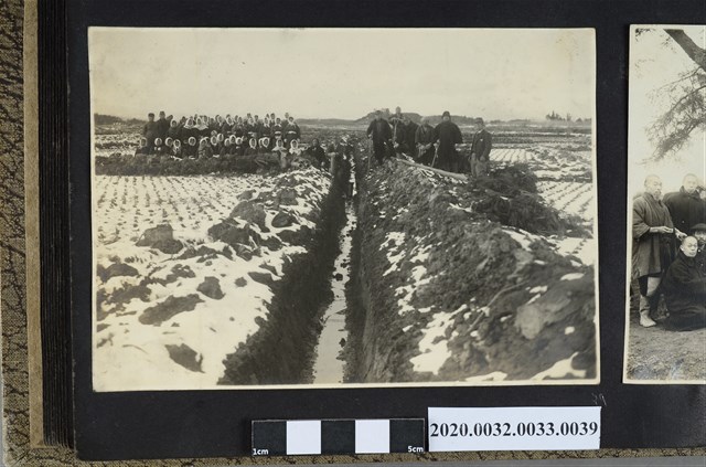 一群人於覆雪田野間合影 (共2張)