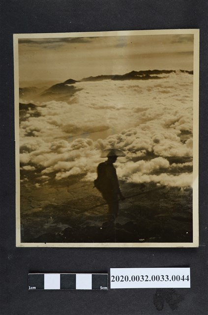 一名男子與雲海合影 (共2張)