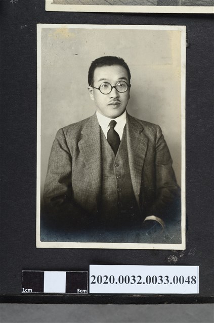 一名男子著西裝半身獨照 (共2張)