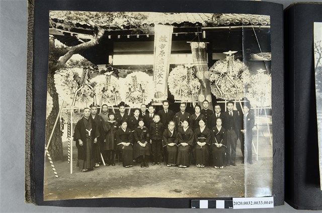 二十二人於故市原病院長緬懷廳前合影 (共2張)