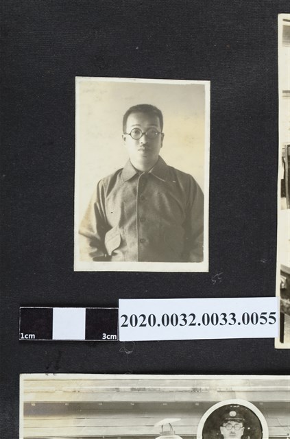 一瓶男子半身獨照 (共2張)