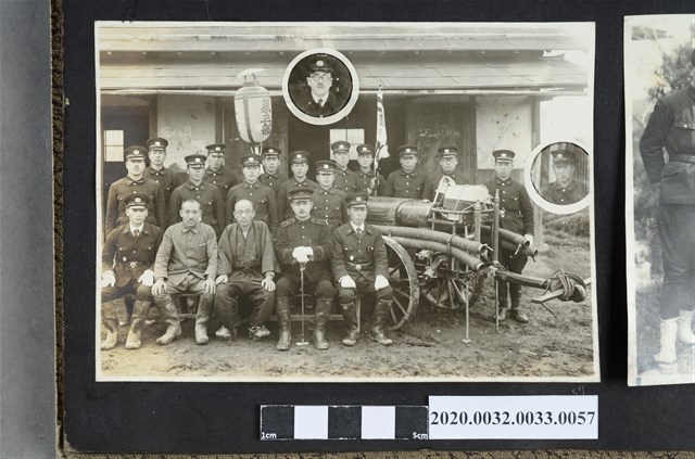 一群人於建築物前合影 (共2張)