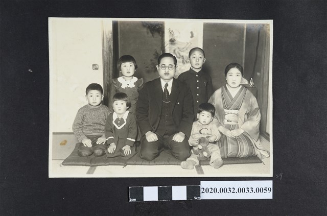 一名男子與一名女子與五名孩童於和式屋內合影 (共2張)