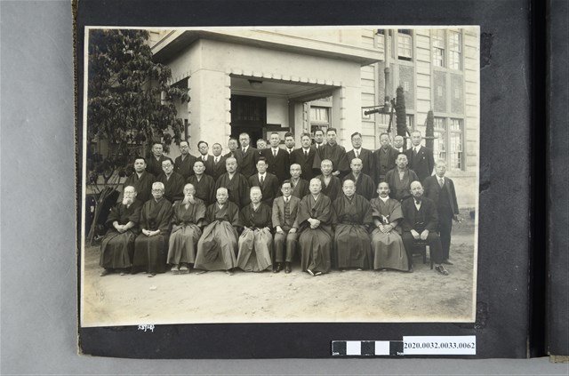 三十六名男子於建築物前合影 (共2張)