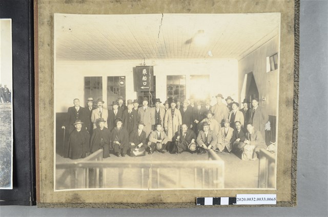 一群人於渡船口合影 (共2張)