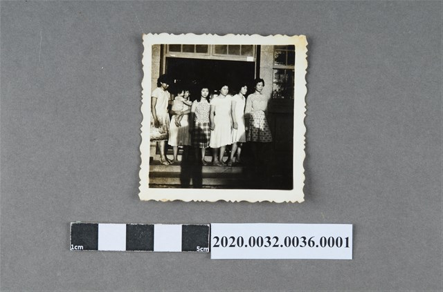 王月雲抱一名孩童與五名工人於製造私菸案現場照片 (共3張)