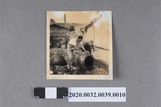 劉郭君筆製造私酒案銷毀照片 (共2張)