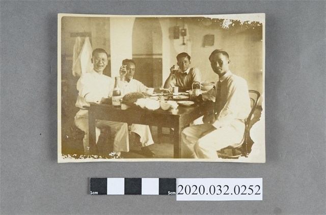 杜香國與3友人合照 (共2張)