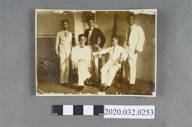 杜香國與四友人合照 (共2張)