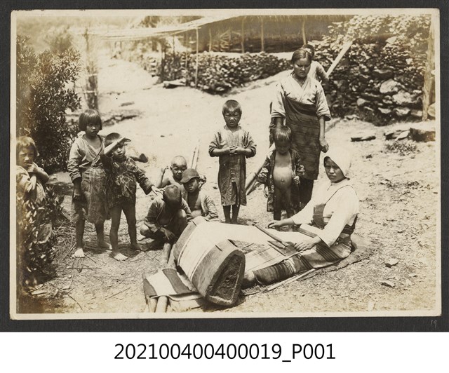 織布的泰雅族婦女與家人 (共1張)