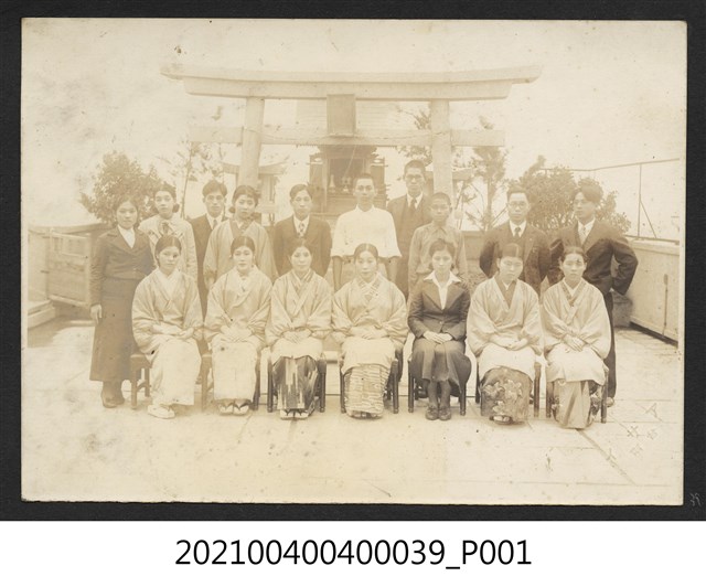 17人合影於林百貨神社 (共1張)