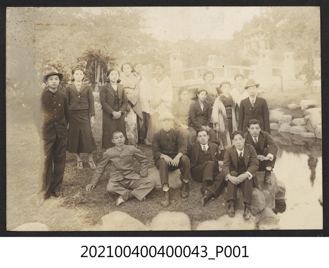 郭木池與16人合影 (共1張)