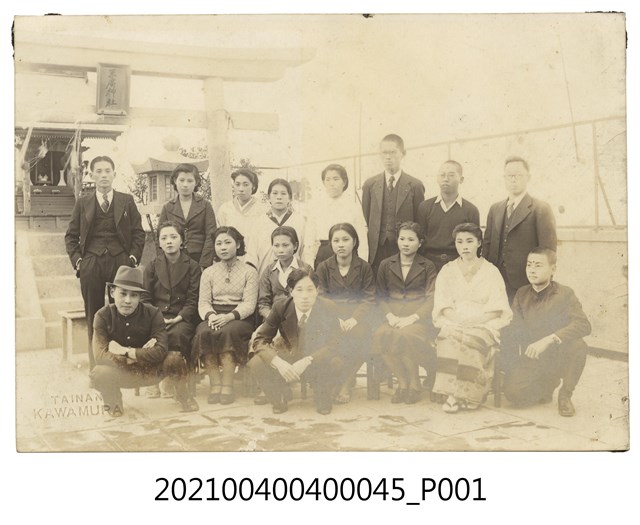 郭木池與林百貨同事等17人合影於林百貨神社 (共1張)