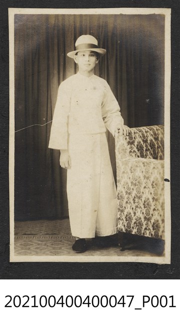 戴紳士帽男子 (共1張)