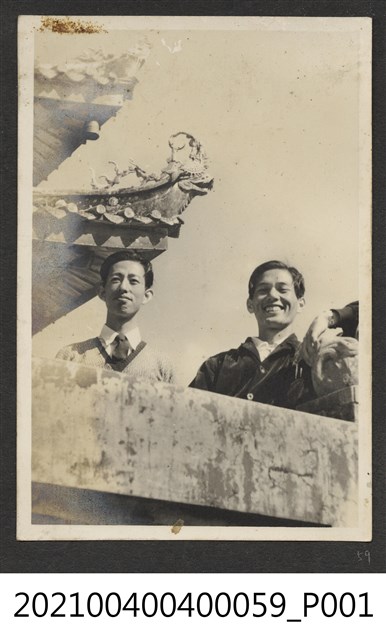 郭木池與友人攝於赤崁樓 (共1張)