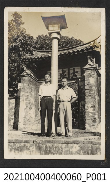 郭木池與中學生攝於臺南孔廟大成坊 (共1張)