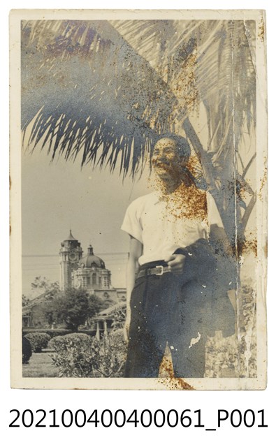 郭木池攝於臺南地方法院前 (共1張)