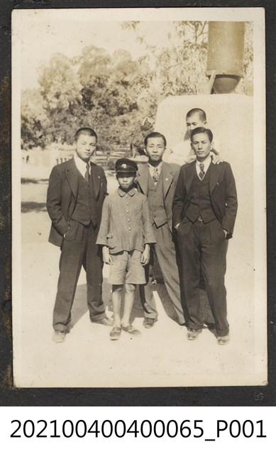 郭木池與親友4人合影於臺南神社爆彈塔 (共1張)