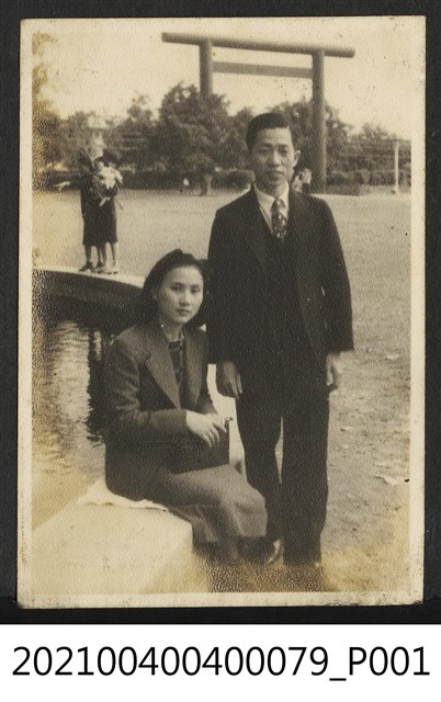 郭麗華鄭炳南夫妻攝於臺南神社 (共1張)