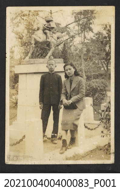 郭麗華與一男學生合影 (共1張)