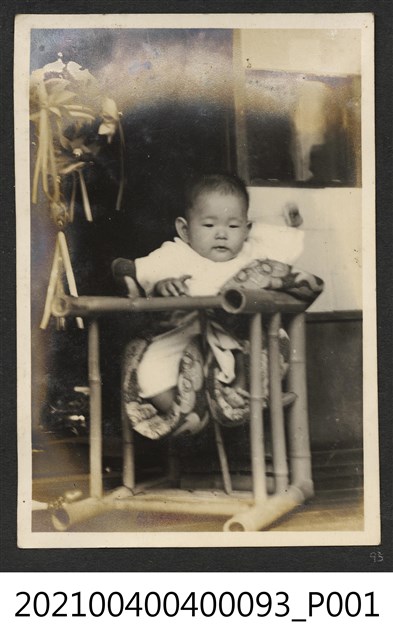 嬰兒坐於母子椅 (共1張)