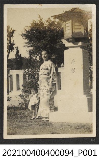 郭麗華與幼兒攝於臺南神社 (共1張)