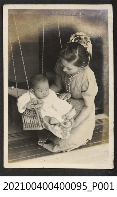 婦女推搖著嬰兒 (共1張)