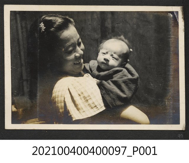 婦女抱著嬰兒 (共1張)