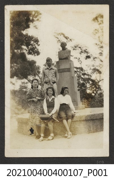 三女一男攝於銅像前 (共1張)