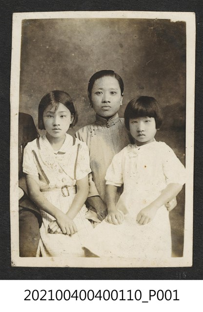 二女童與一婦女合照 (共1張)