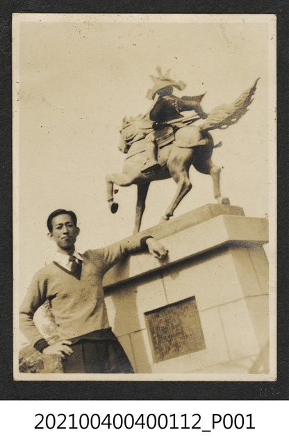 郭木池站在楠木正成雕像前 (共1張)