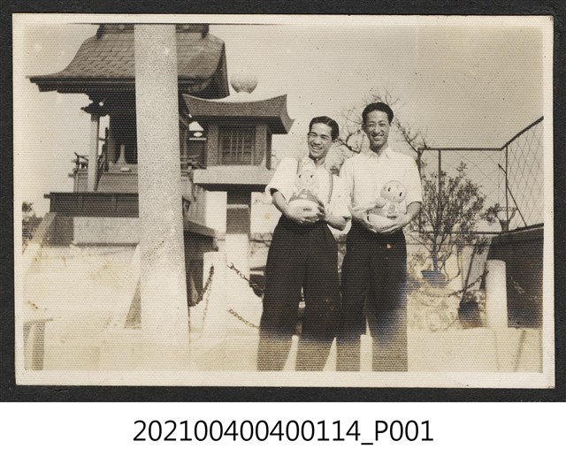 二男攝於林百貨神社 (共1張)