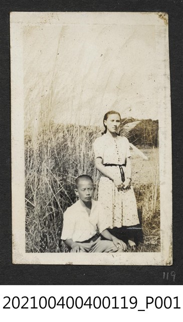 郭麗華與一男童合照 (共1張)