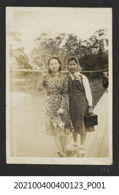 二女攝於吊橋 (共1張)