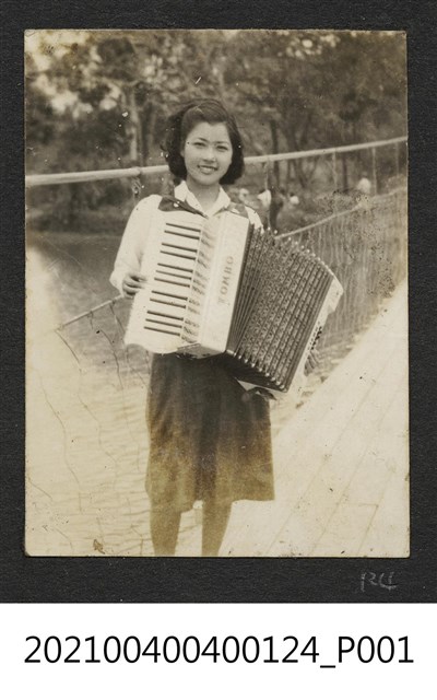 拉手風琴女子 (共1張)