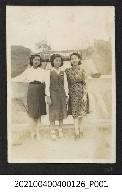 三女攝於水壩前 (共1張)