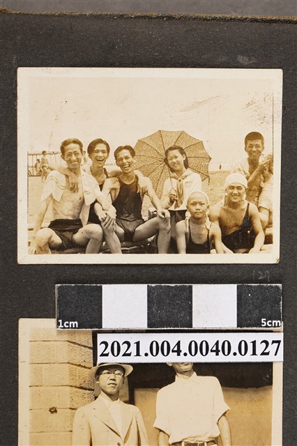 郭木池與親友6人合影於海水浴場 (共2張)