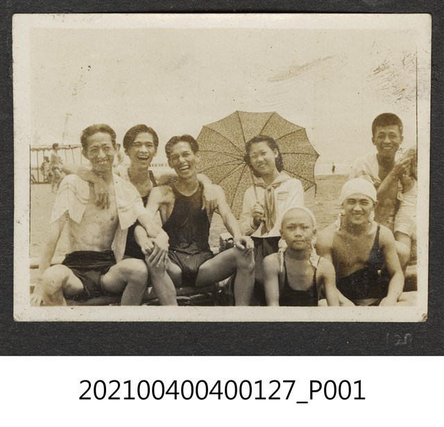 郭木池與親友6人合影於海水浴場 (共1張)