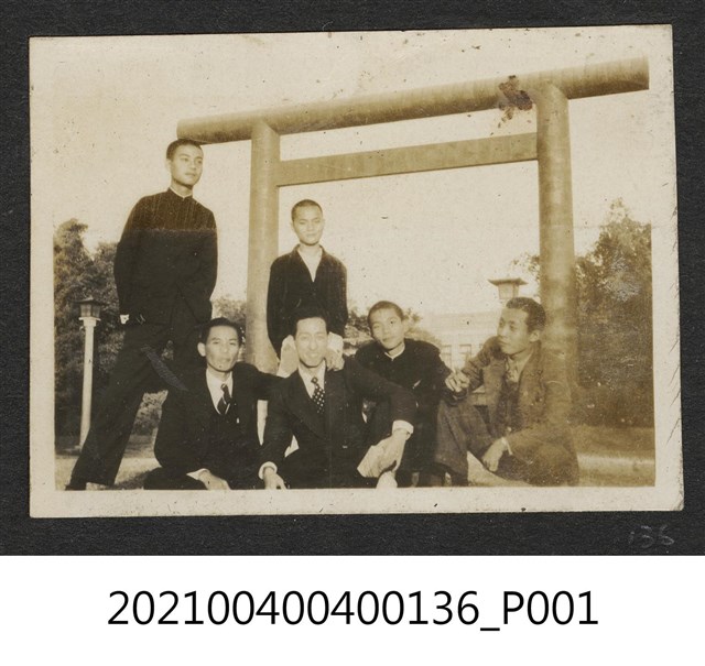 郭木池與五男攝於臺南神社 (共1張)