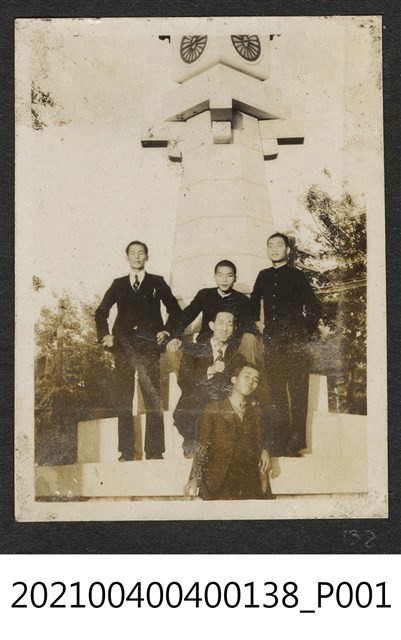 郭木池與四男攝於臺南神社 (共1張)