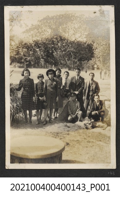 郭木池與親友攝於公園 (共1張)