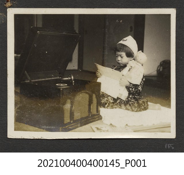 女童抱著洋娃娃 (共1張)