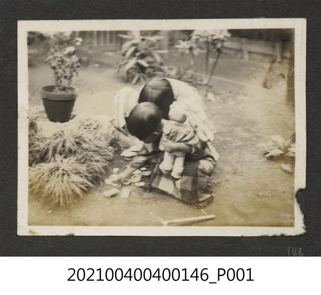 二名孩童玩玩具 (共1張)