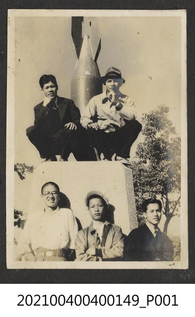 五男攝於臺南神社爆彈塔 (共1張)