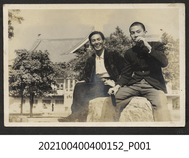 郭木池與一男學生攝於臺南武德殿前 (共1張)