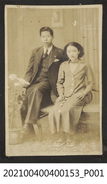 西裝男子與女子合照 (共1張)