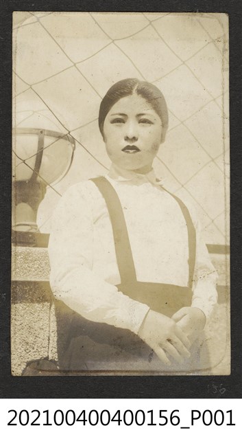 女子半身照 (共1張)